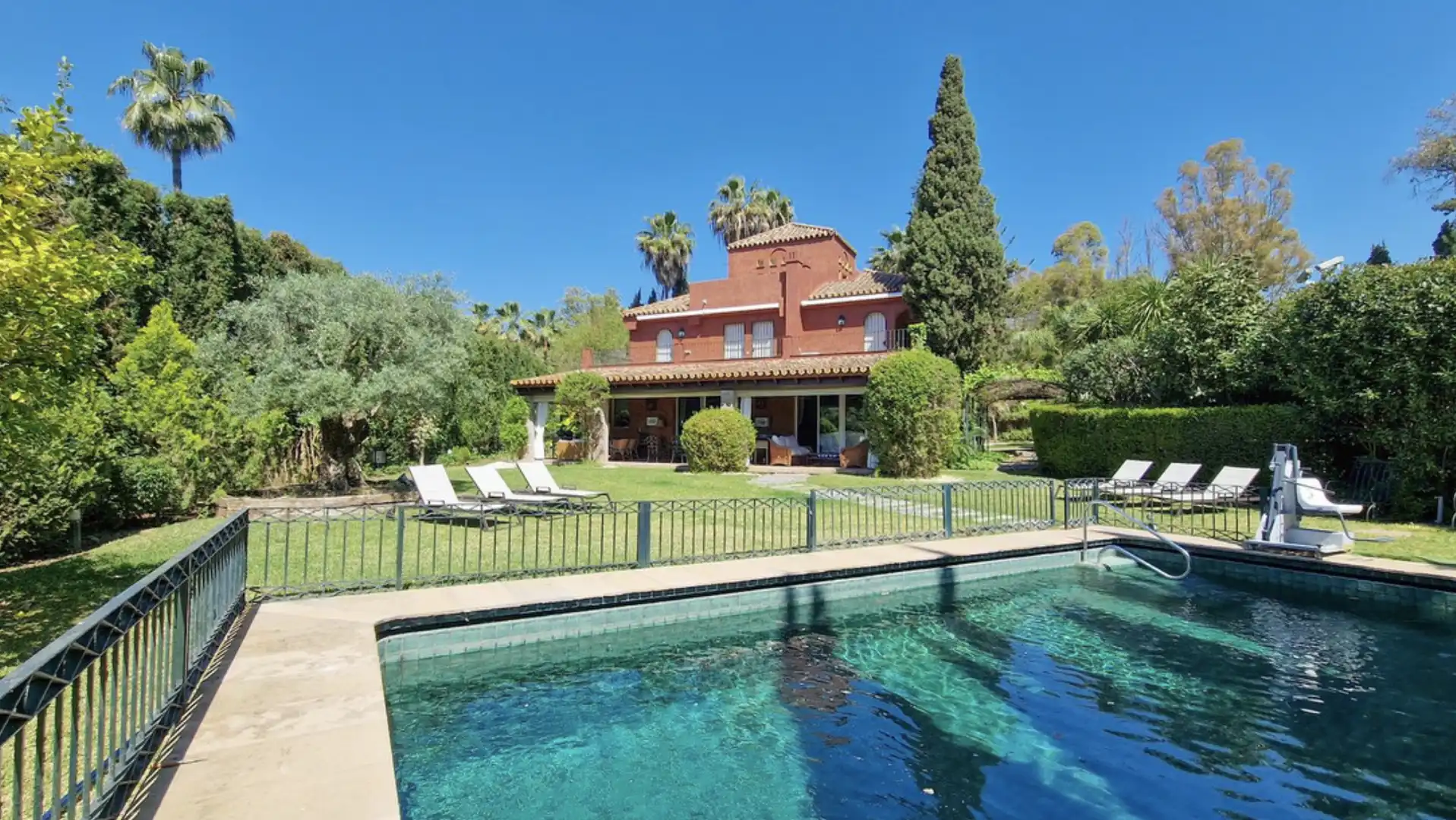 Villa con terrazza in vendita a Nueva Andalucía