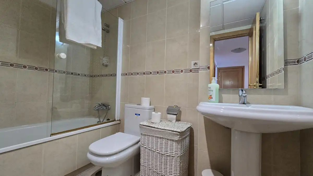 Bathroom of Apartments for rent in Marbella  with Air Conditioner, Terrace and Community pool