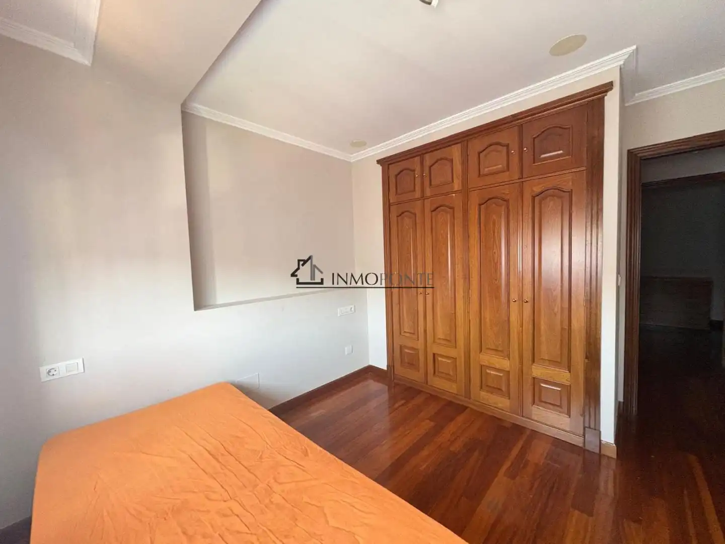Dormitori de Apartament en venda en Pontevedra Capital  amb Calefacció i Traster