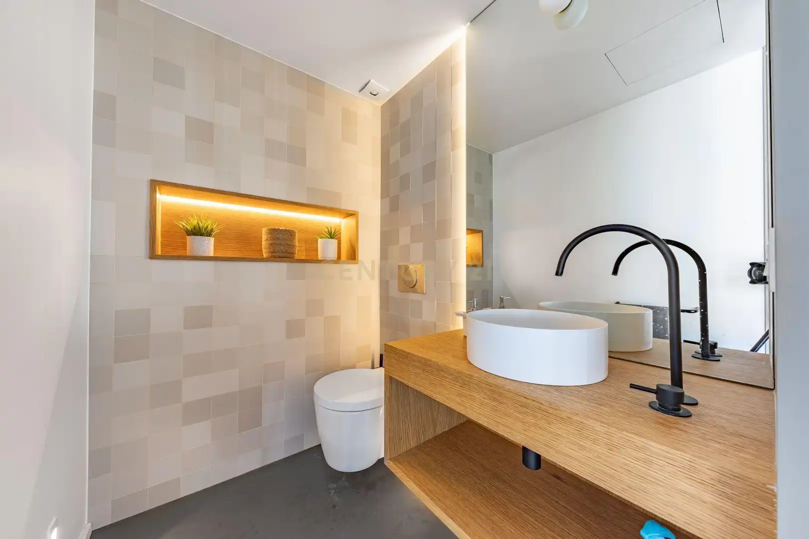 Bathroom of Apartments for rent in Barcelona  with Air Conditioner, Swimming Pool and Oven