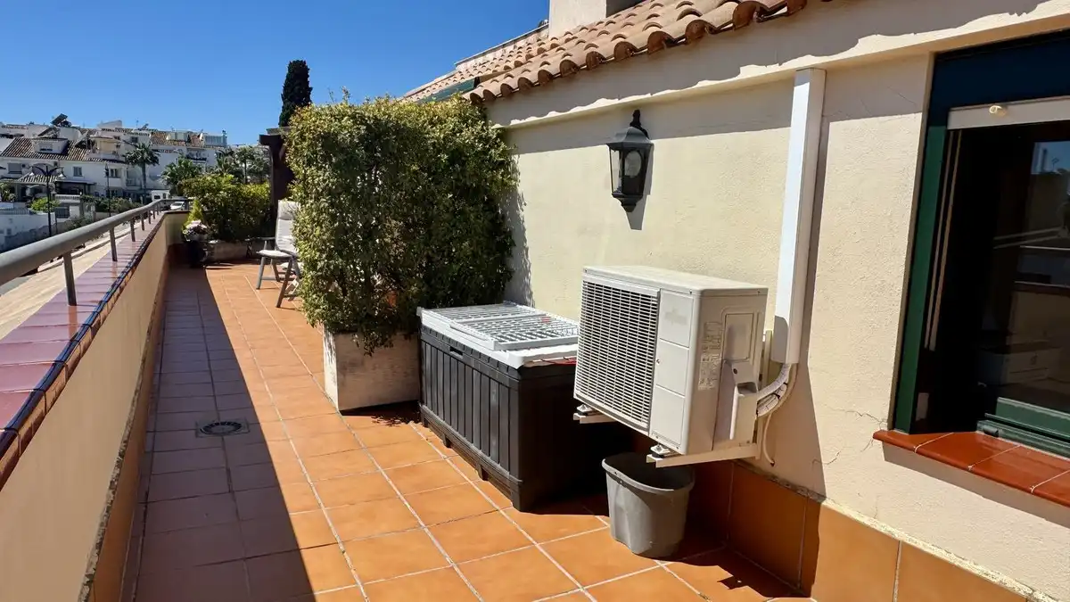 Terraza de Ático en venta en Fuengirola con Aire acondicionado, Amueblado y Piscina comunitaria
