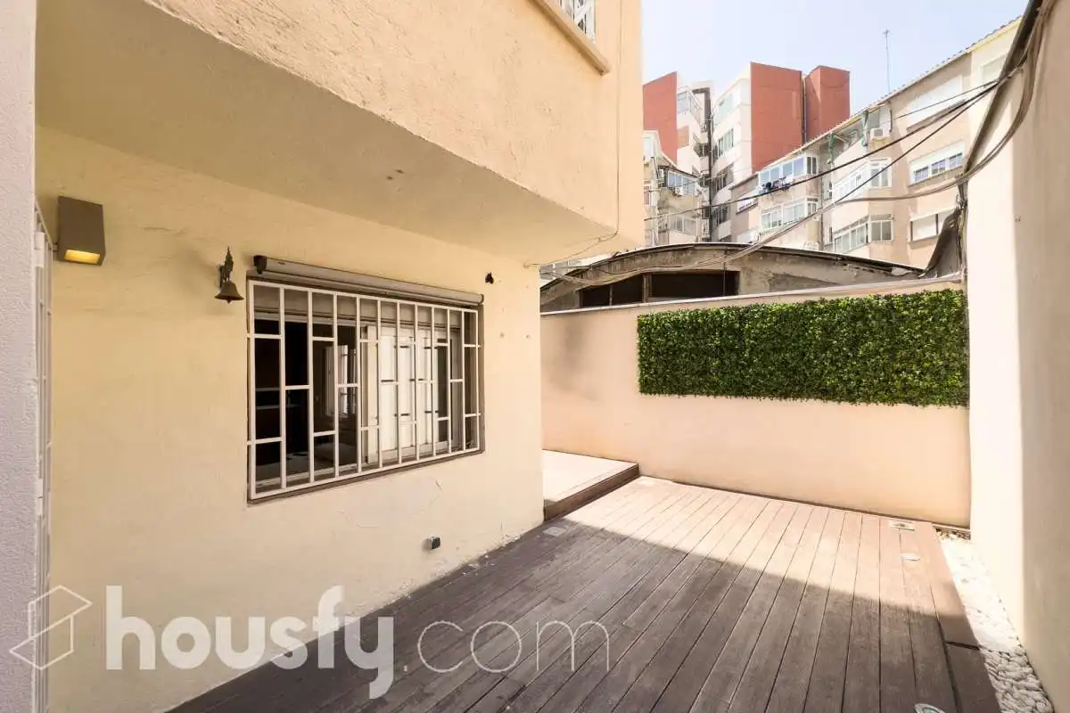 Terrasse von Erdgeschoss zum Verkauf in Barcelona mit Klimaanlage, Heizung und Privatgarten