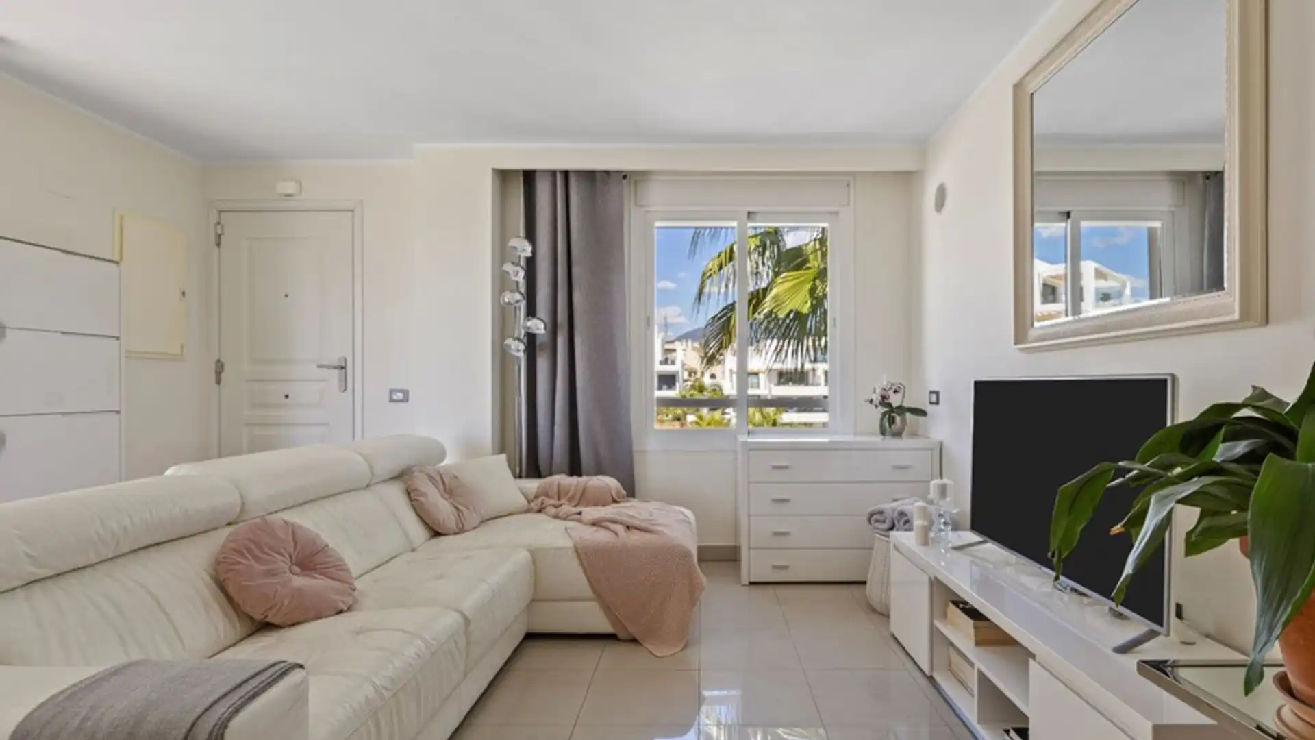 Living room of Flat for sale in Estepona  with Furnished, Oven and Washing machine