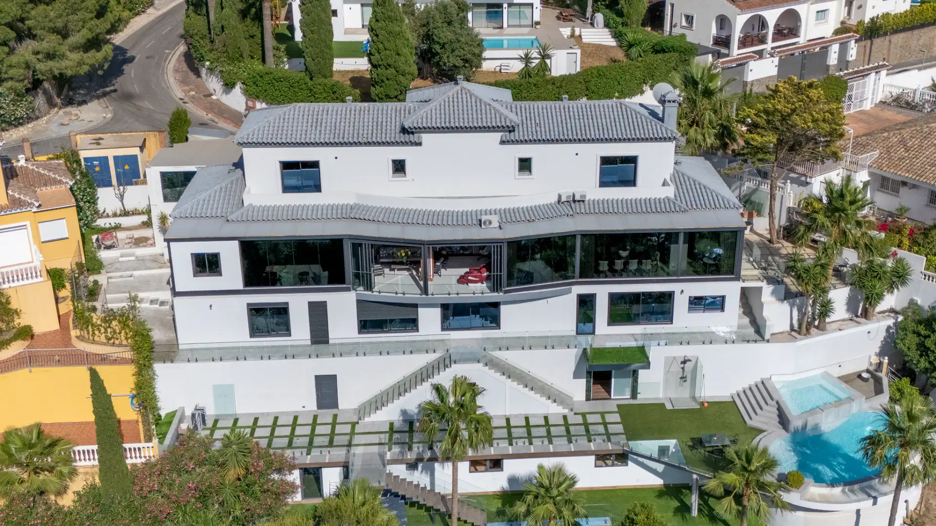 Vista exterior de Casa o xalet en venda en Benalmádena amb Aire condicionat, Calefacció i Jardí privat