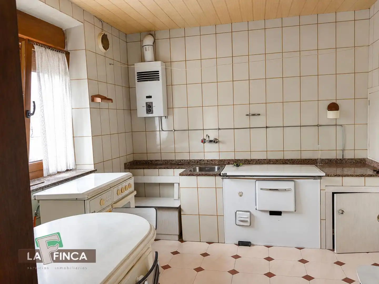 Küche von Einfamilien-Reihenhaus zum Verkauf in Siero mit Heizung, Abstellraum und Möbliert