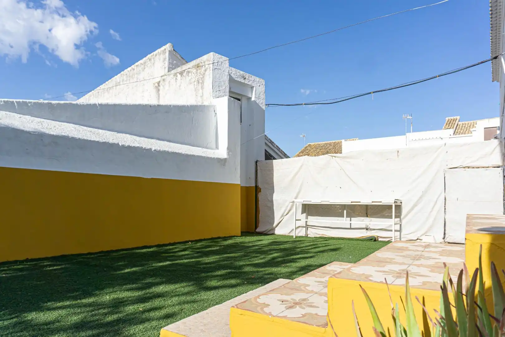 Vista exterior de Casa o xalet en venda en Montellano amb Aire condicionat, Jardí privat i Terrassa