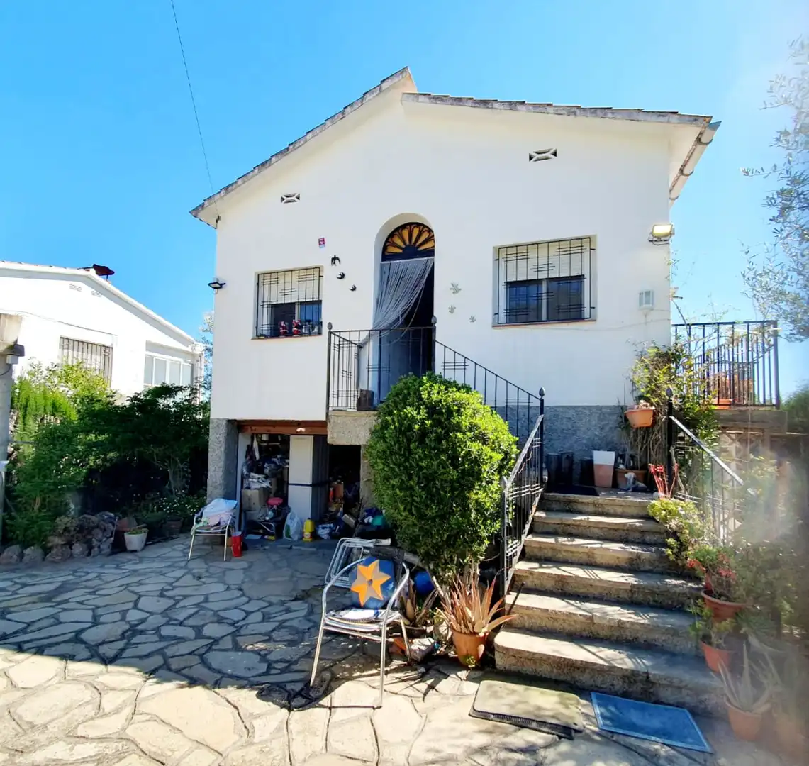 Xalet amb piscina en venda a Sant Esteve Sesrovires