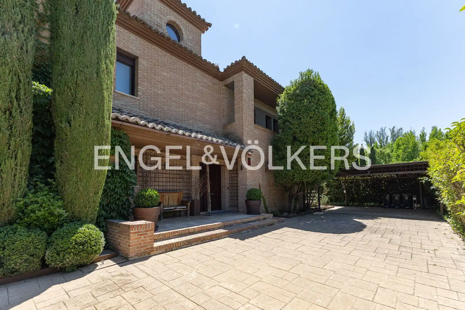 Vista exterior de Casa o xalet en venda en Majadahonda amb Calefacció, Jardí privat i Terrassa