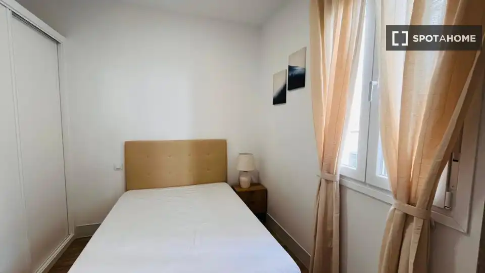 Schlafzimmer von Wohnung zur Miete in Madrid mit Klimaanlage, Heizung und Möbliert
