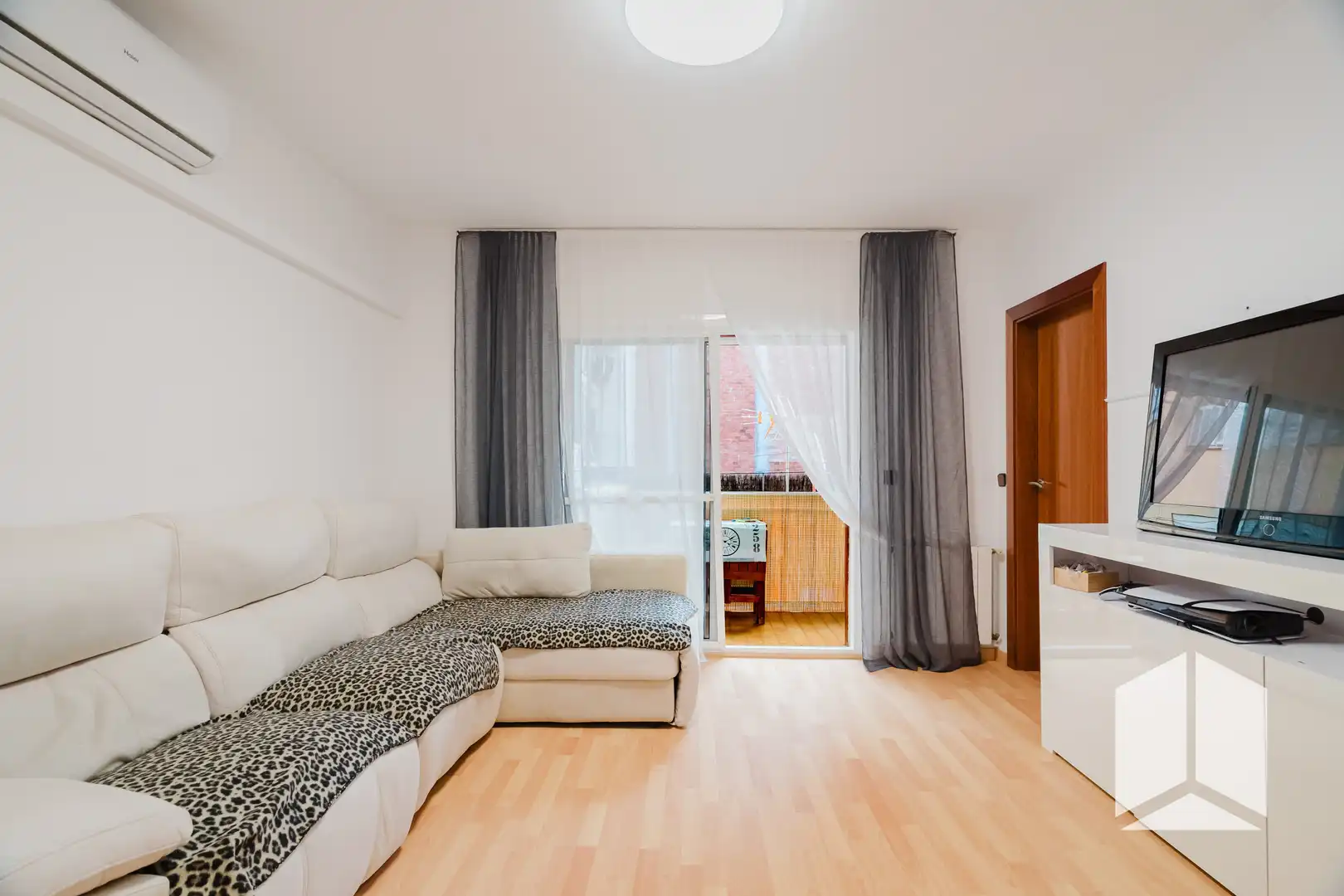 Piso con terraza en venta en Castell - Poble Vell, imagen 3