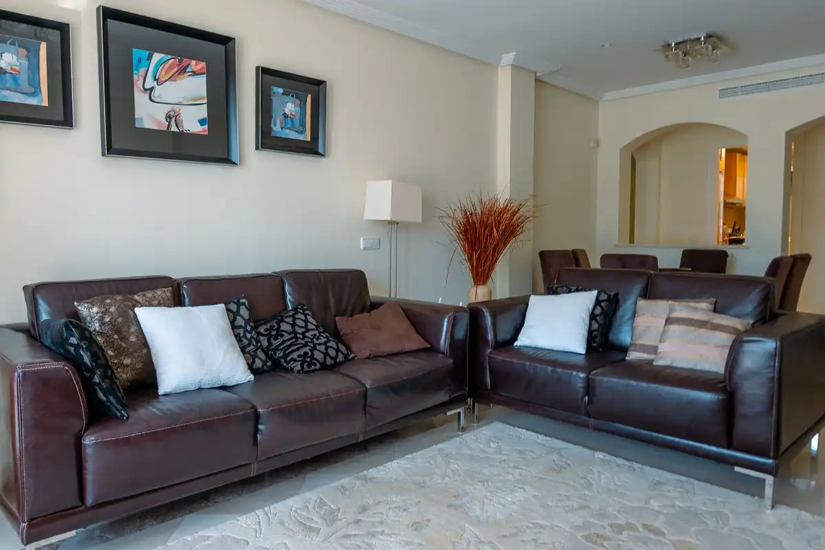 Sala d'estar de Apartament en venda en Benahavís amb Aire condicionat, Terrassa i Alarma