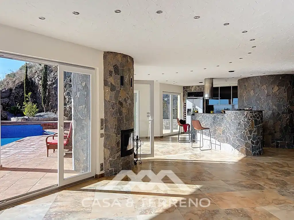Sala d'estar de Casa o xalet en venda en Algarrobo amb Jardí privat, Terrassa i Piscina