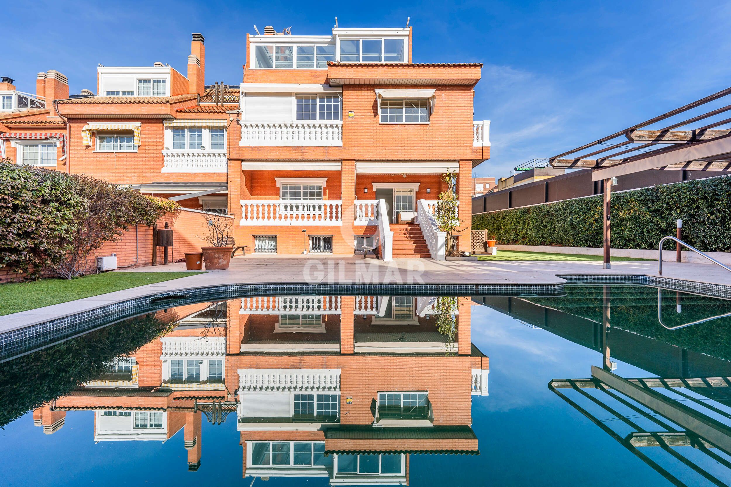Vista exterior de Casa adosada en venda en  Madrid Capital amb Calefacció, Jardí privat i Piscina