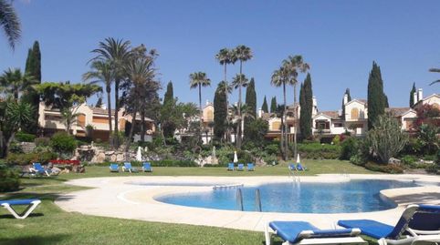 Amplio Apartamento Frontal al Mar con Vistas al Jardín en Estepona