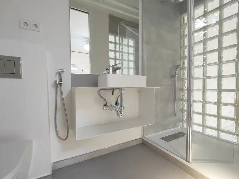 Badezimmer von Wohnung zur Miete in Madrid mit Klimaanlage, Heizung und Privatgarten