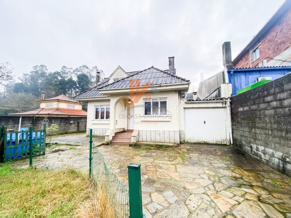 Vista exterior de Casa o xalet en venda en Santiago de Compostela  amb Calefacció i Jardí privat