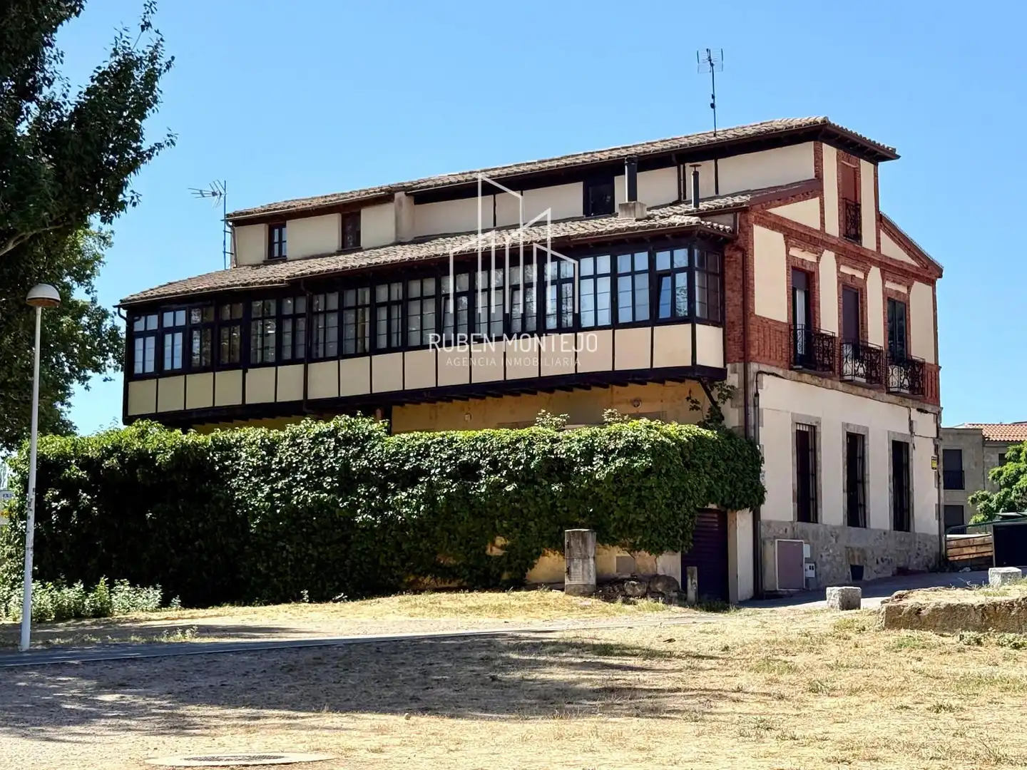 Außenansicht von Einfamilien-Reihenhaus zur Miete in Salamanca mit Heizung, Terrasse und Abstellraum