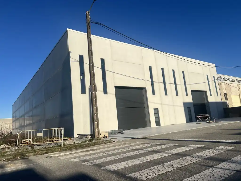 Vista exterior de Nave industrial de alquiler en Vilalba