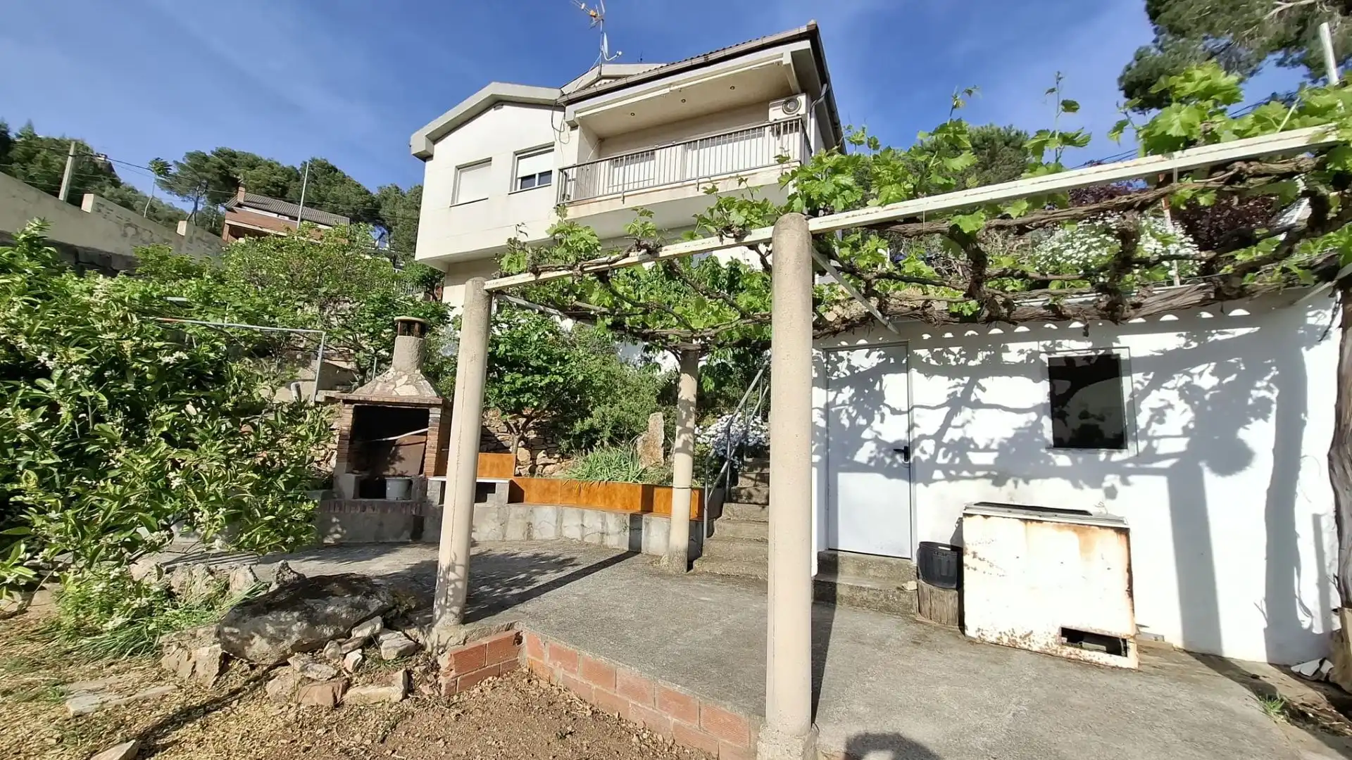Vista exterior de Casa o xalet en venda en Vallirana amb Aire condicionat, Calefacció i Terrassa