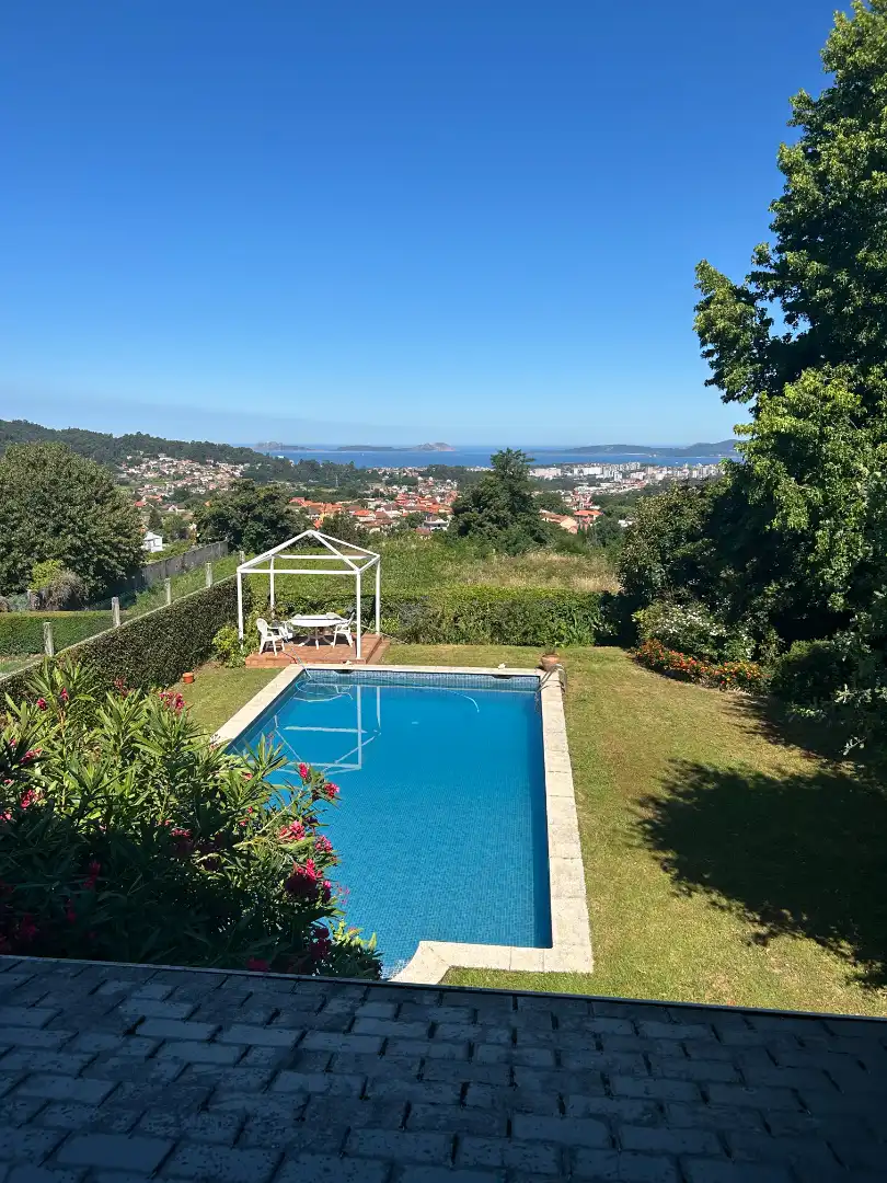 Piscina de Casa o chalet en venta en Vigo  con Calefacción, Jardín privado y Parquet