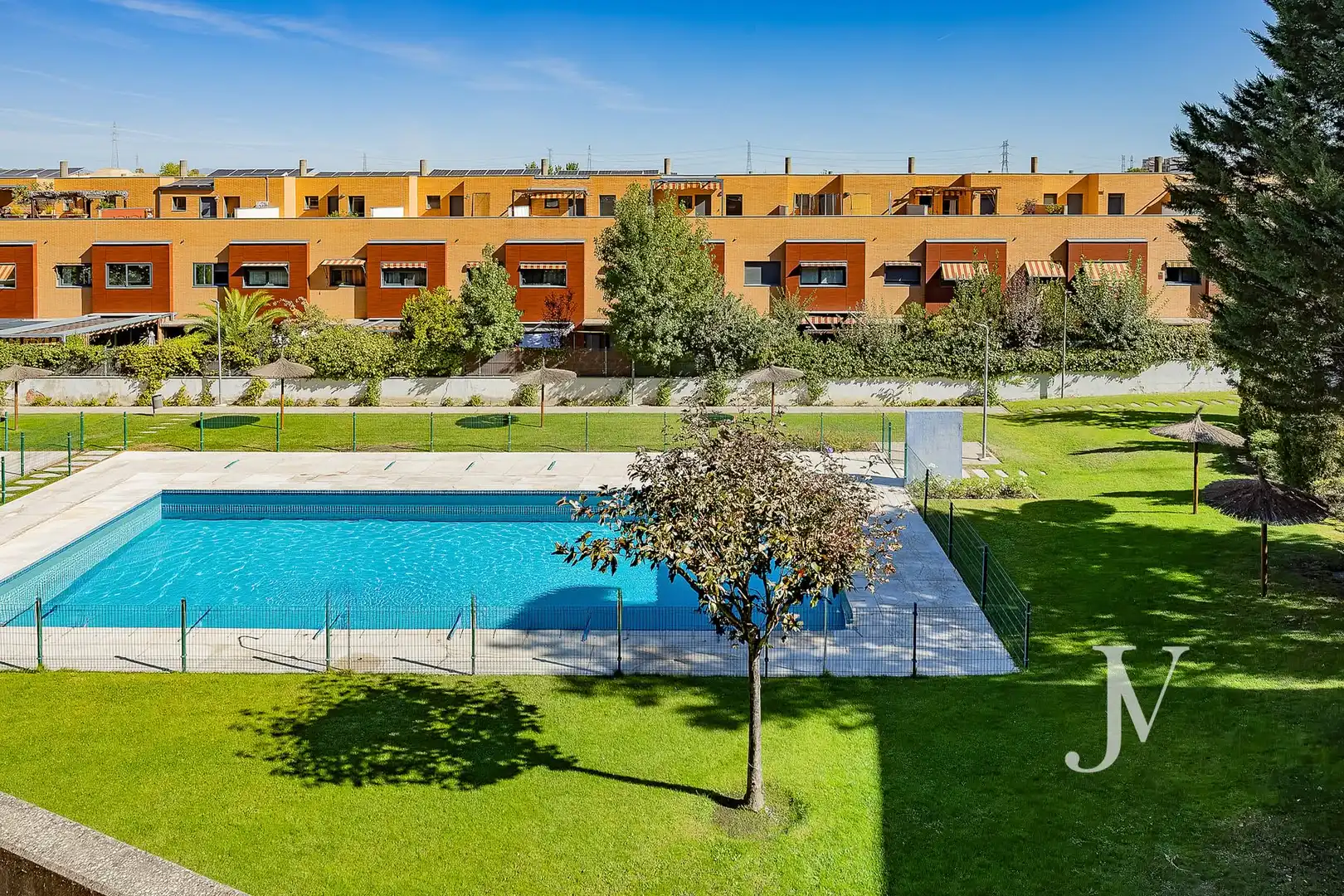 Casa aparellada amb terrassa en venda a Dehesa Vieja - Puente Cultural