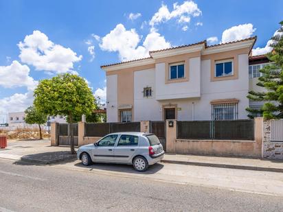 Vista exterior de Casa adosada en venda en Utrera amb Calefacció, Parquet i Terrassa