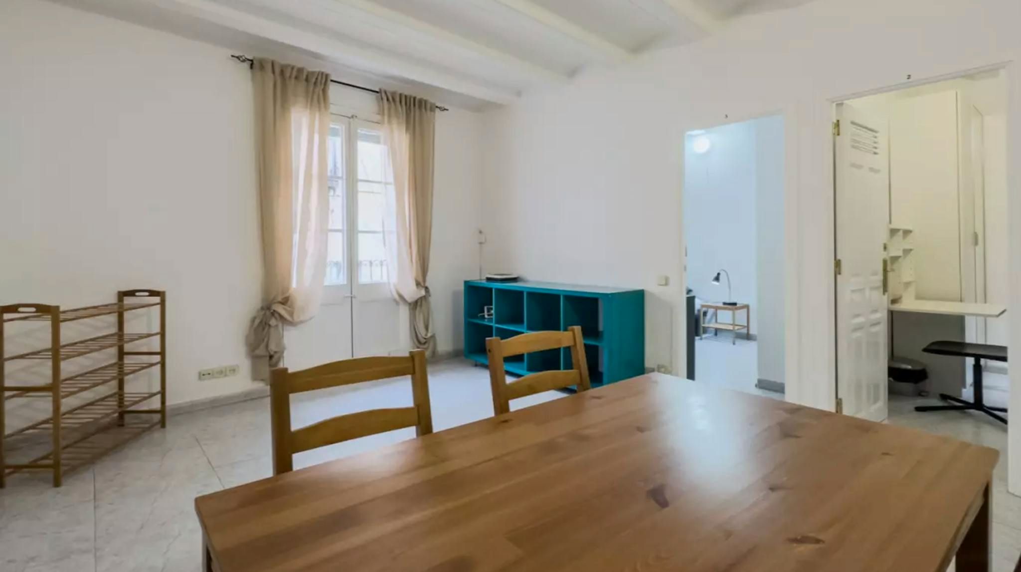 Dining room of Flat to share in  Barcelona Capital  with Washing machine