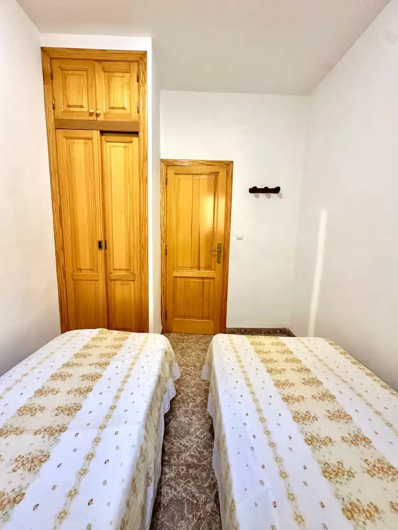 Dormitori de Apartament de lloguer en Miramar amb Terrassa, Moblat i Balcó