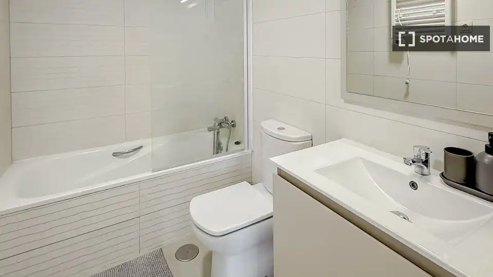 Bathroom of Flat for rent in Madrid  with Air Conditioner, Heating and Furnished