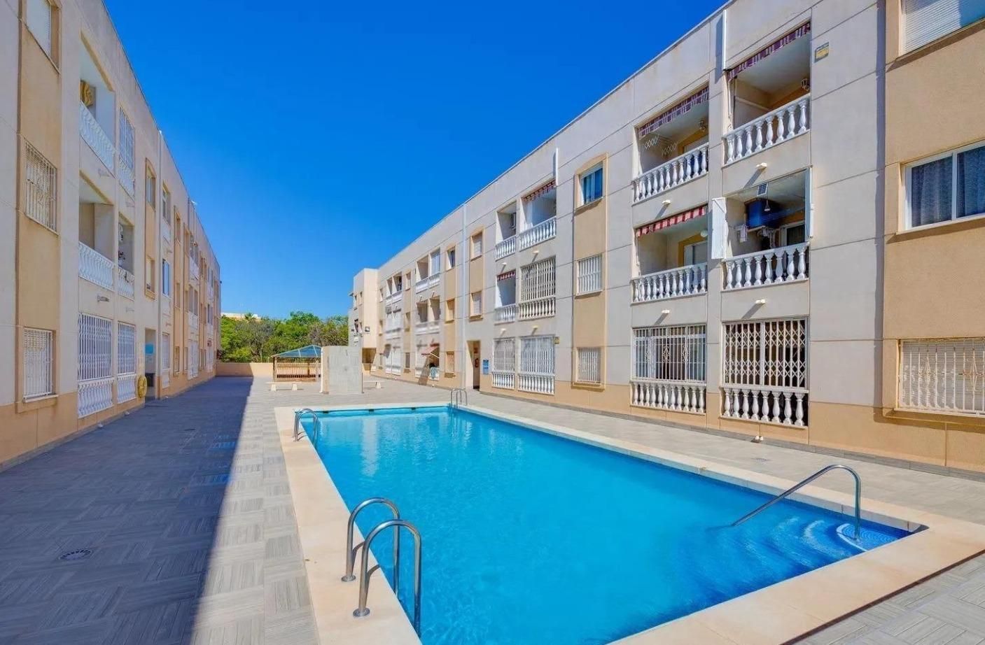 Außenansicht von Wohnungen zum verkauf in Torrevieja mit Klimaanlage, Terrasse und Gemeinschaftspool