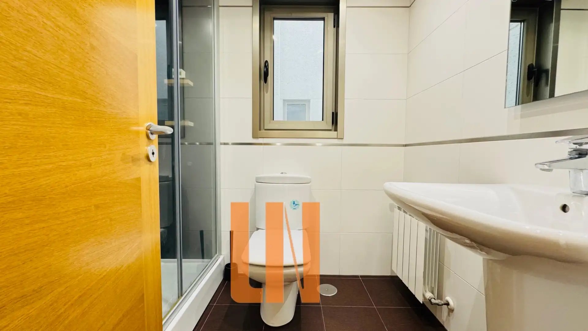 Badezimmer von Wohnung zur Miete in A Coruña Capital  mit Heizung, Abstellraum und Ofen