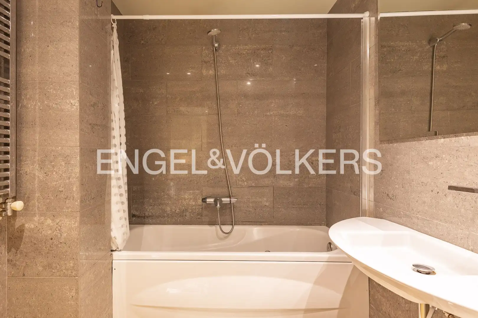 Bathroom of Flat for rent in Barcelona  with Air Conditioner, Heating and Terrace
