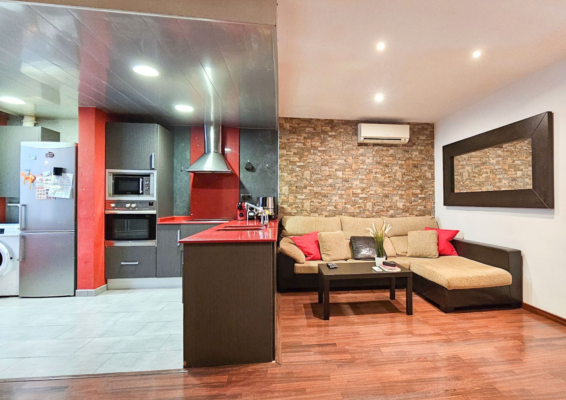 Living room of Flat for sale in L'Hospitalet de Llobregat  with Air Conditioner, Heating and Parquet flooring