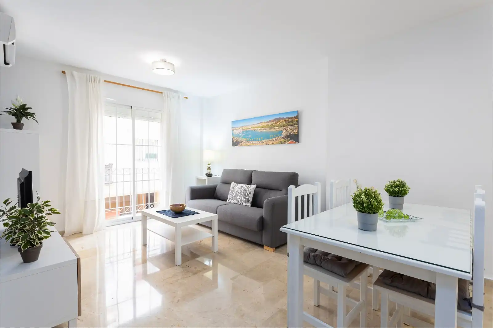 Sala d'estar de Pis de lloguer en Málaga amb Aire condicionat i Moblat