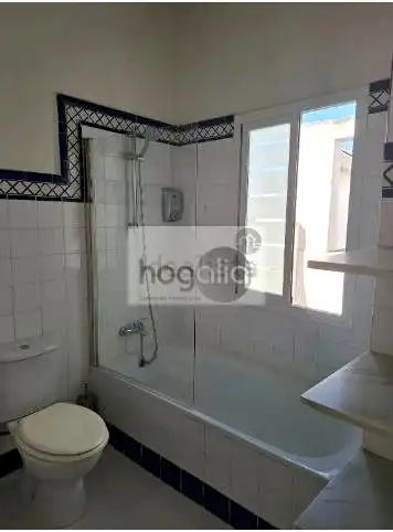 Baño de Estudio de alquiler en Sevilla con Aire acondicionado, Terraza y Amueblado
