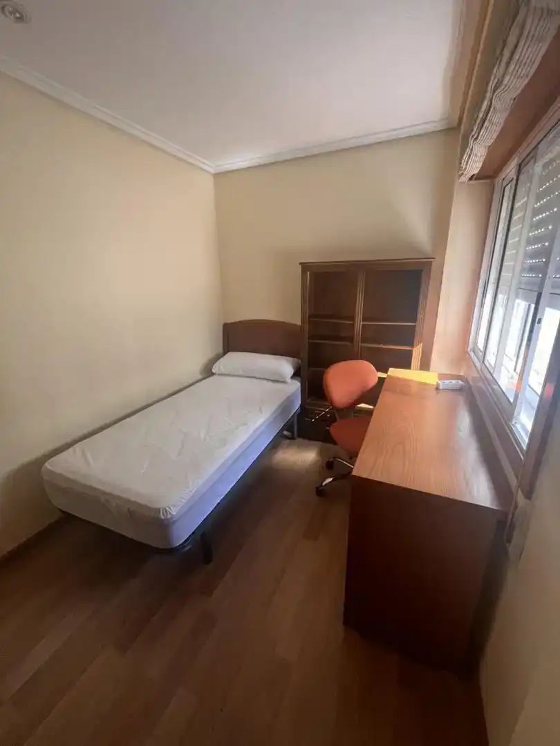 Bedroom of Flat for share in Vigo   with Parquet flooring, Furnished and Oven