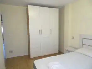 Dormitori de Pis de lloguer en Gijón  amb Calefacció, Parquet i Moblat
