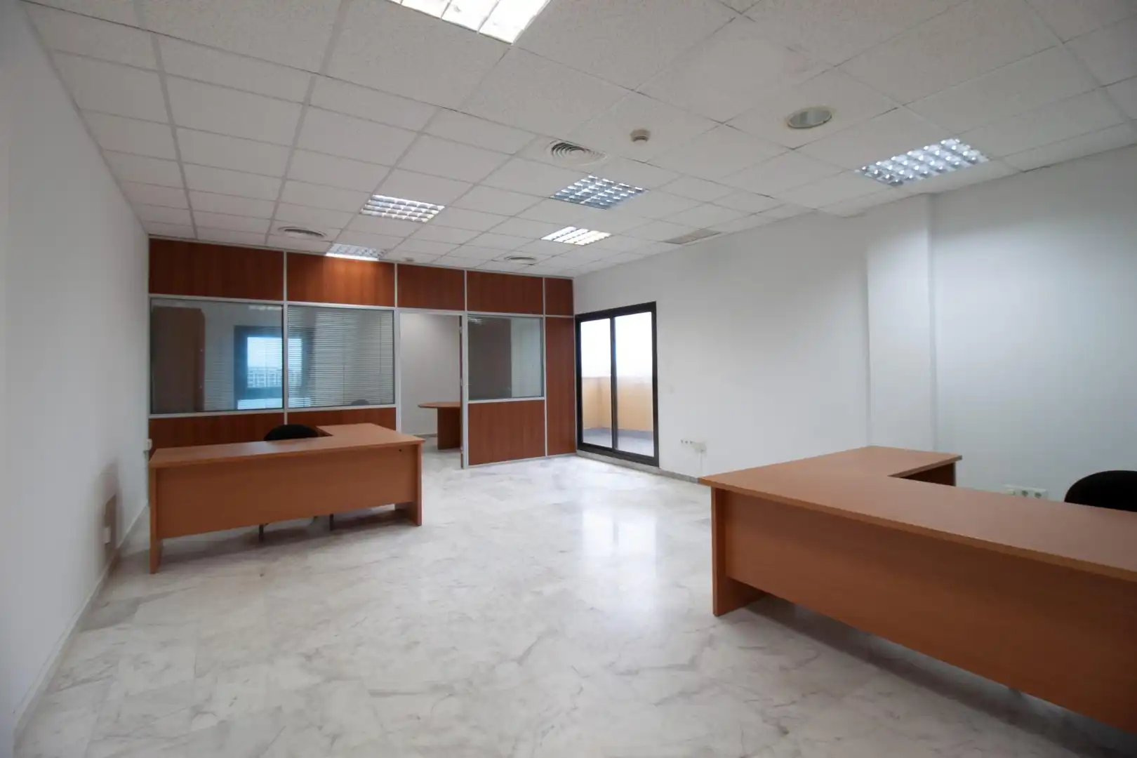 Büro zur Miete in Mairena del Aljarafe mit Klimaanlage und Terrasse