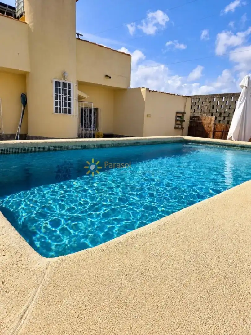 Schwimmbecken von Haus oder Chalet zum Verkauf in Oliva mit Klimaanlage, Privatgarten und Terrasse