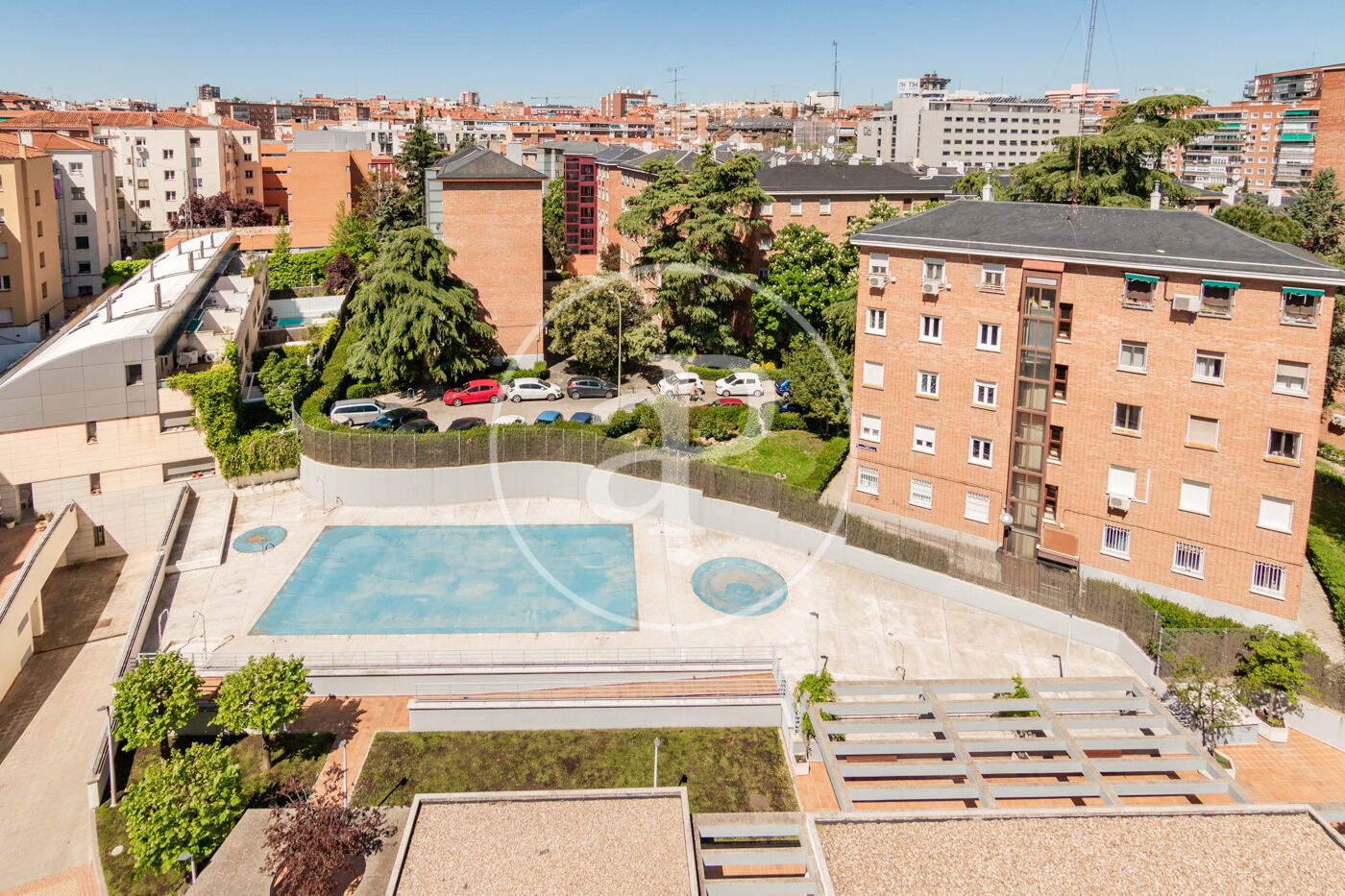 Vista exterior de Àtic en venda en  Madrid Capital amb Aire condicionat, Calefacció i Jardí privat