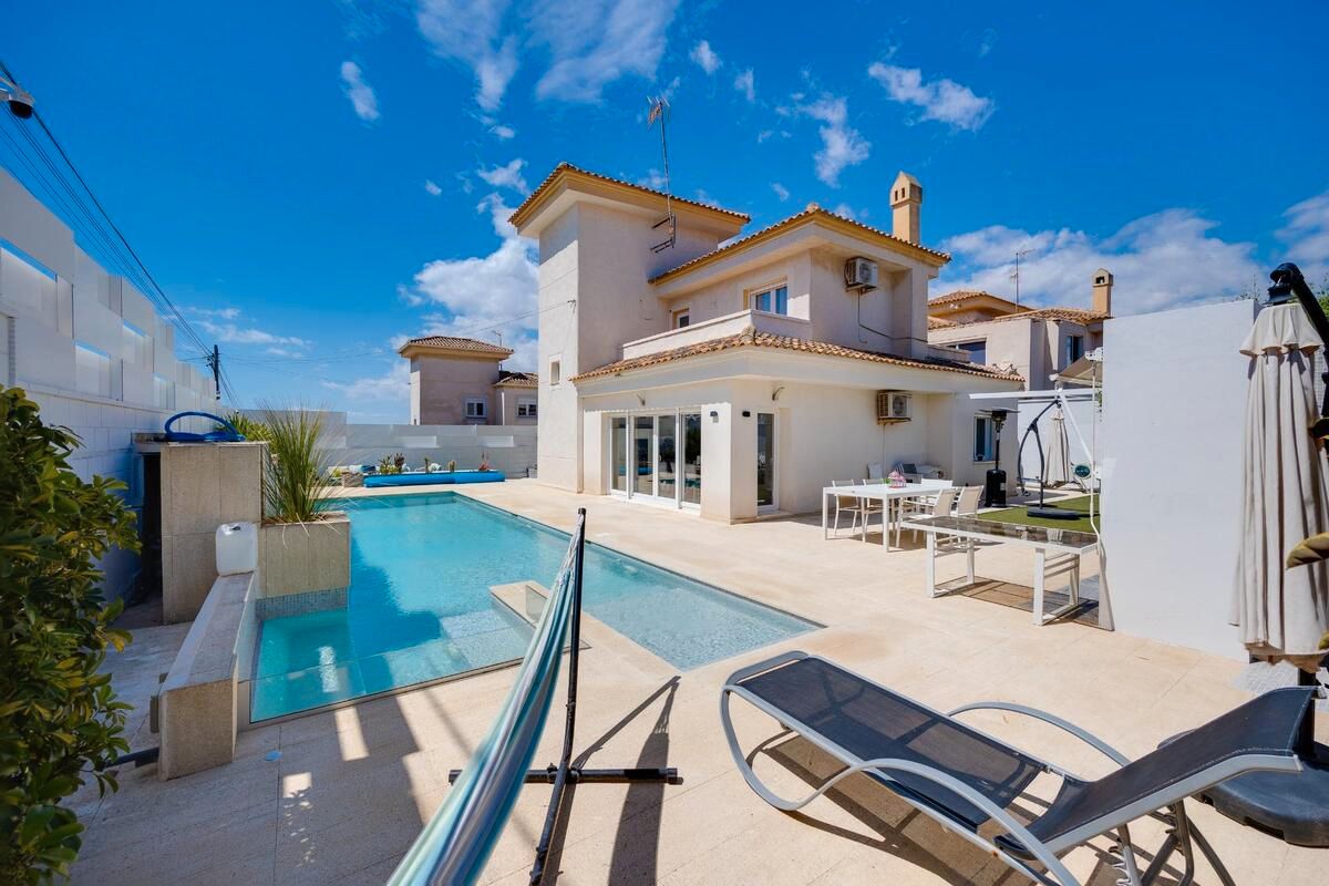 Exterior view of House or chalet for sale in Torrevieja  with Air Conditioner, Private garden and Terrace