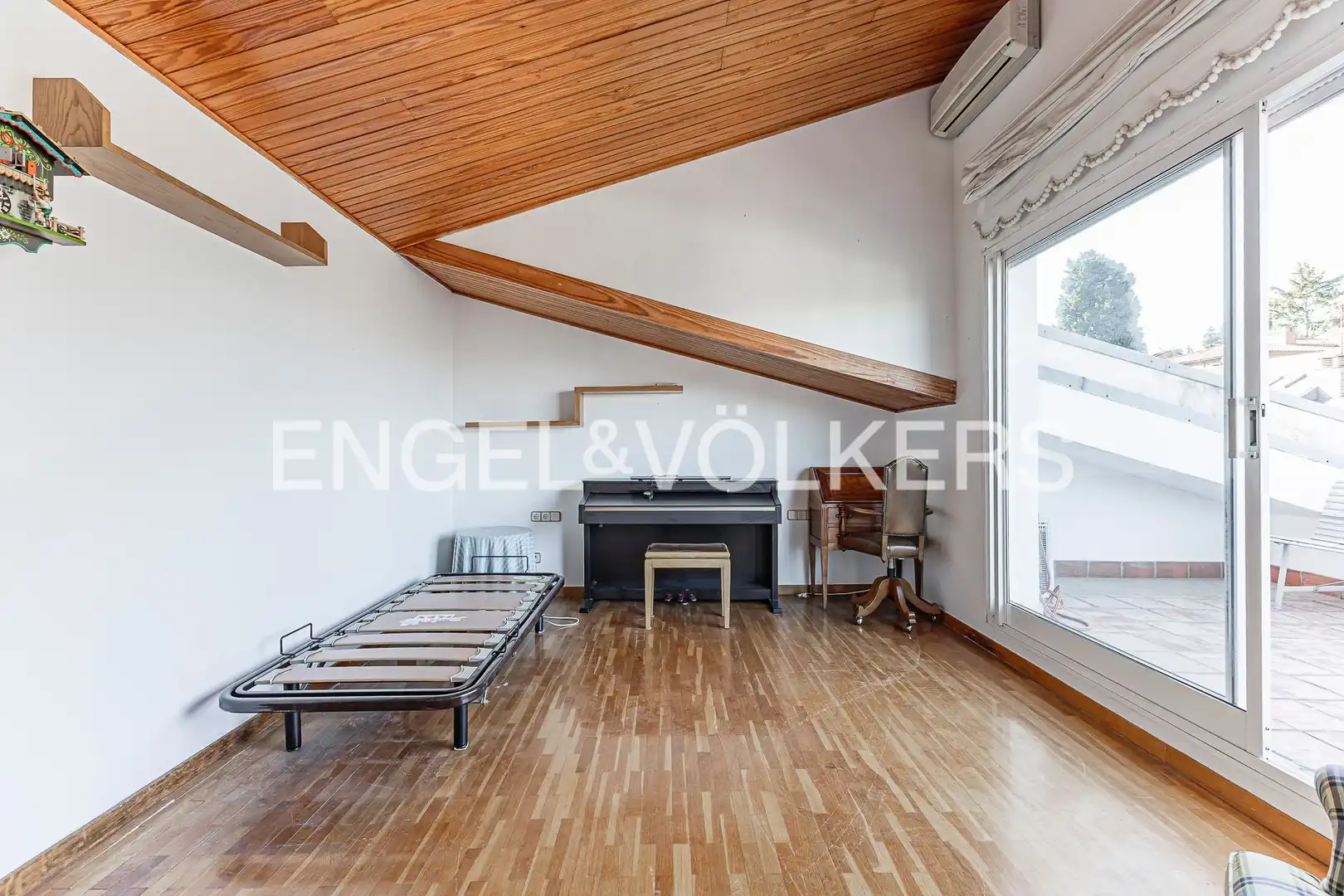 Living room of Detached homes for sale in Sant Cugat del Vallès  with Air Conditioner, Heating and Private garden