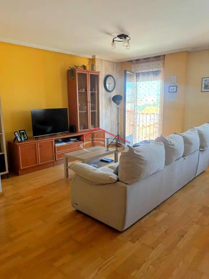 Sala de estar de Dúplex en venta en San Andrés del Rabanedo con Calefacción, Parquet y Trastero