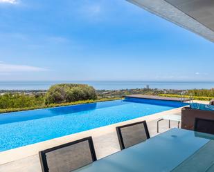 Piscina de Casa o xalet en venda en Marbella amb Aire condicionat, Calefacció i Jardí privat