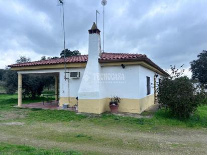 Vista exterior de Finca rústica en venda en Badajoz Capital amb Aire condicionat, Traster i Piscina