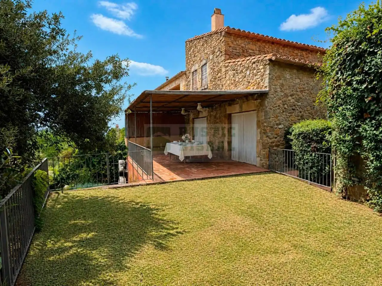 Landhaus mit Garten zum Verkauf in Calle Castell d´Empordà
