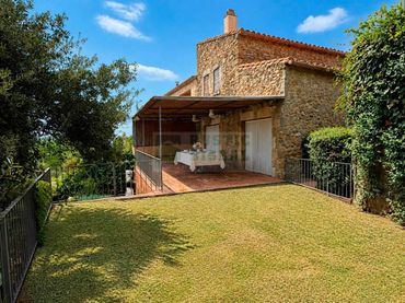 Casa rustica con giardino in vendita a Calle Castell d´Empordà