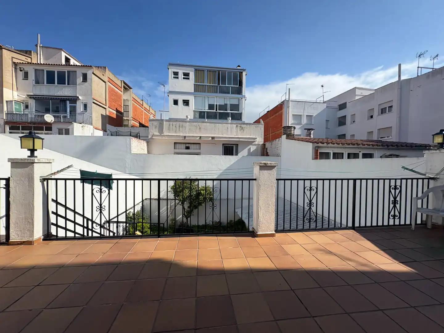 Außenansicht von Einfamilien-Reihenhaus zum Verkauf in Roses mit Klimaanlage, Heizung und Terrasse