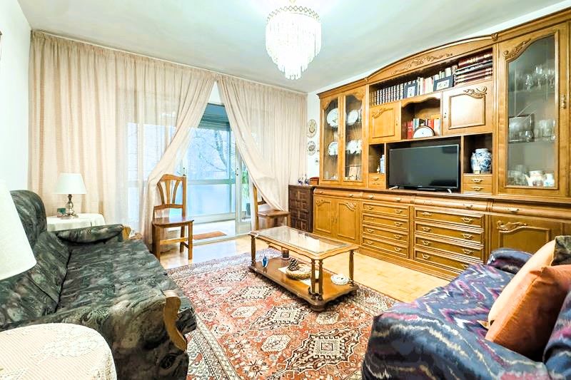 Sala d'estar de Pis en venda en  Madrid Capital amb Calefacció, Parquet i Terrassa