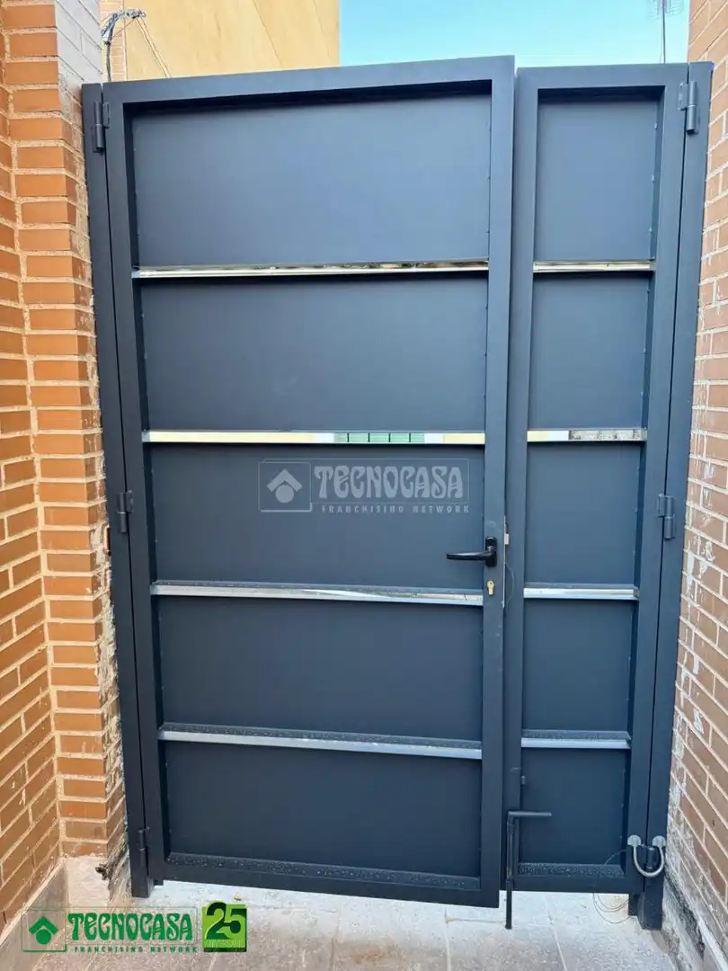Exterior view of Duplexes for sale in Toledo  with Air Conditioner